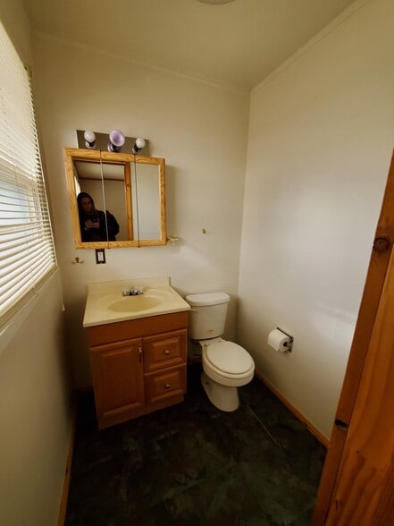 1/2 bath - 121 Warwick St