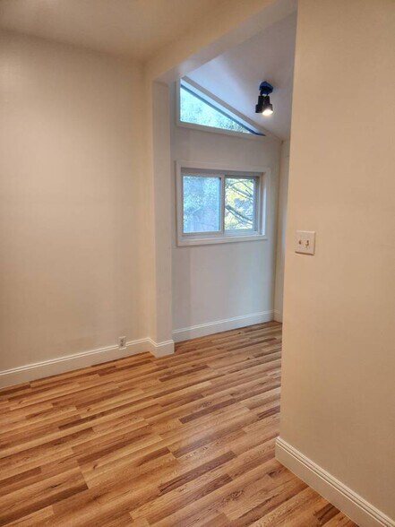 Building Photo - 166 Langton St