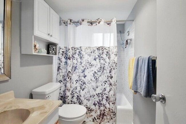 Building Photo - 3000 Lake Osborne Dr