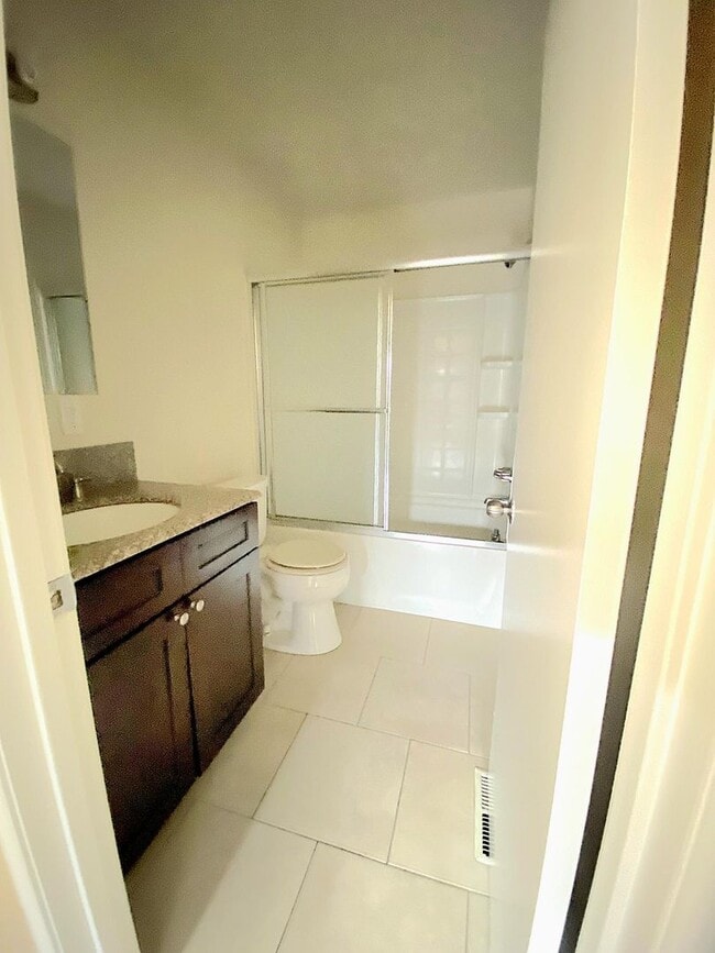 Building Photo - Beautiful Home with Pool, Garage – Availab...