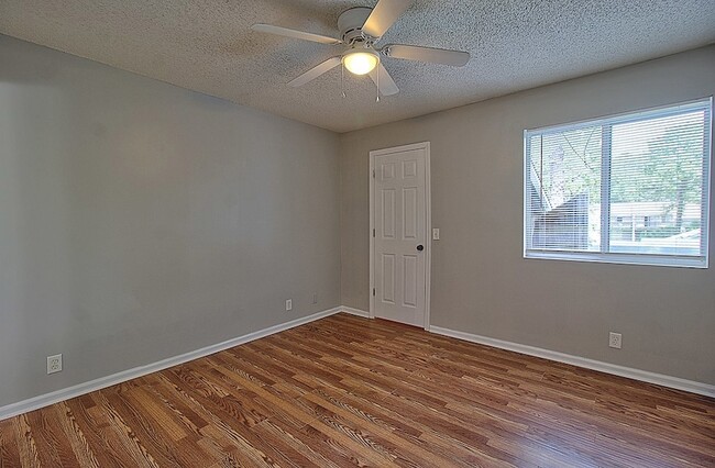 Building Photo - 910 Brett Dr