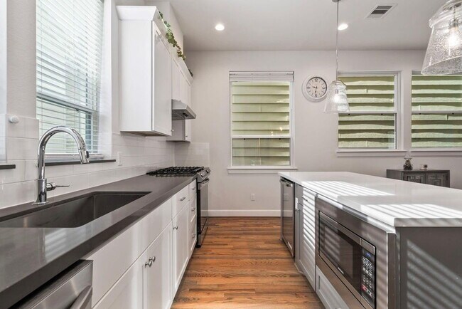 Building Photo - Great Opportunity! Modern three-story home located in the heart of EaDo, offering a well-designed...