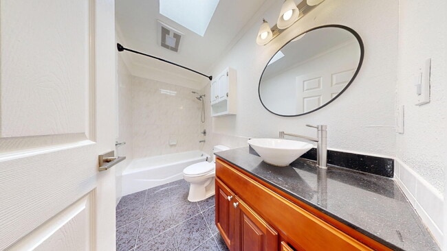 Building Photo - Spacious 3BD/3BA Home with Sunroom, Renova...