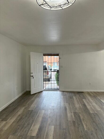 Building Photo - 1704 Calle de Oriente Norte