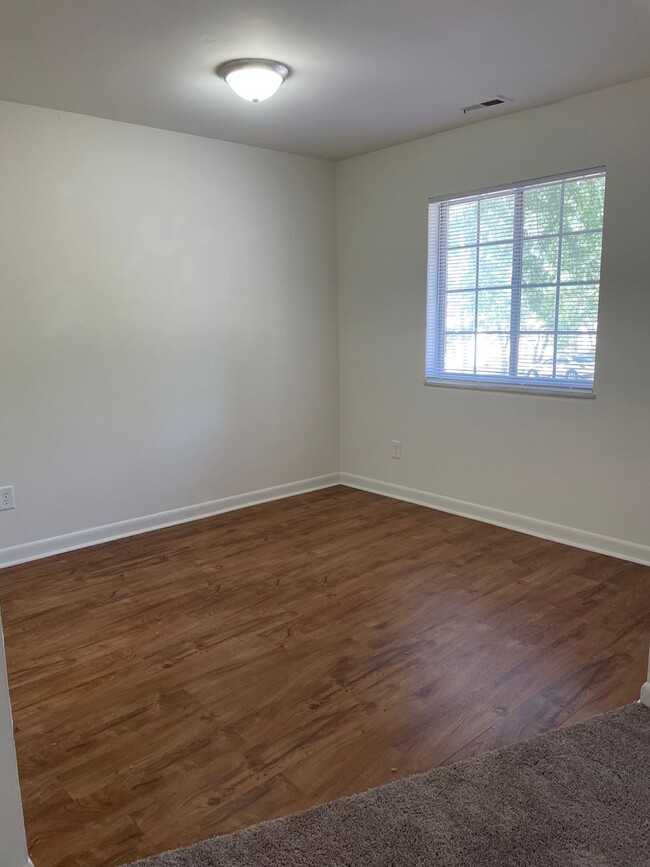 Building Photo - Newly Updated 3 bedroom apartment