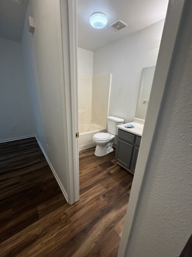 Building Photo - 3-bedroom, 2-bath home in the desirable Beachwood area of West Merced