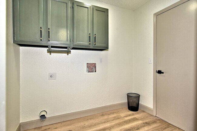 Building Photo - Updated 2 bed, 2 bath townhouse with 1,788...