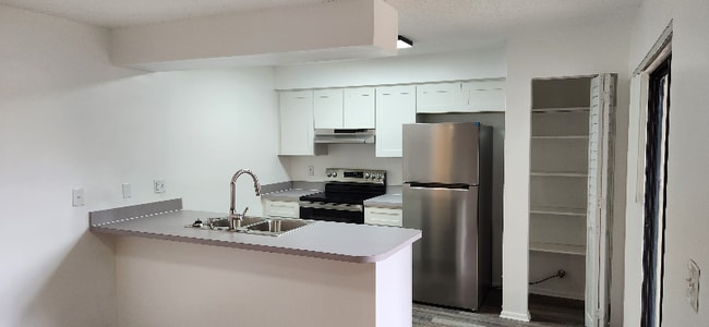 Building Photo - 8783 Live Oak Ct