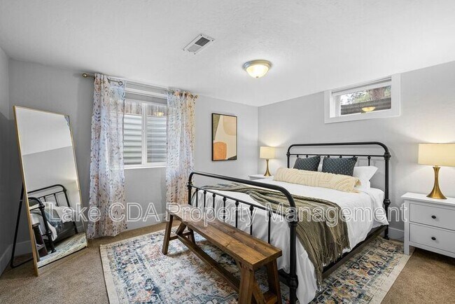 Building Photo - 3870 N Honeysuckle Dr