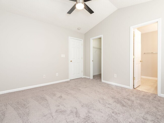 Building Photo - Super Townhouse with 2 MASTER BEDROOMS!