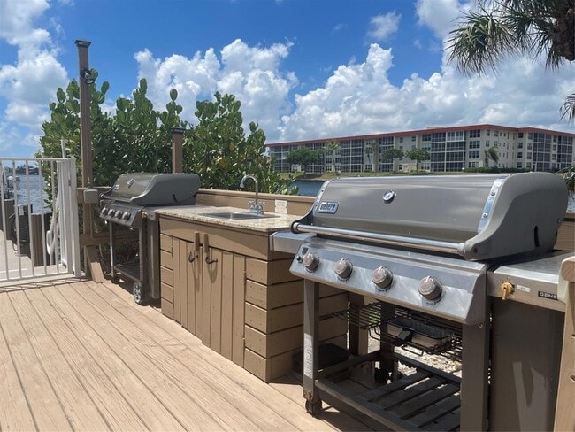 Building Photo - 1160 Hillsboro Mile Unit 904