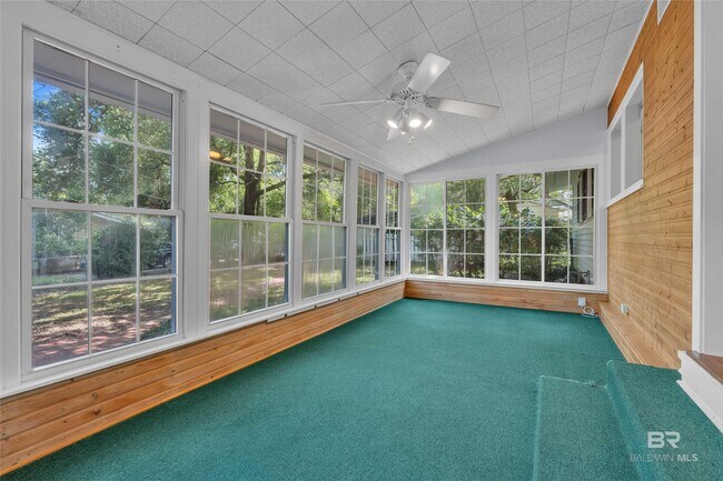 Building Photo - 252 South Dr