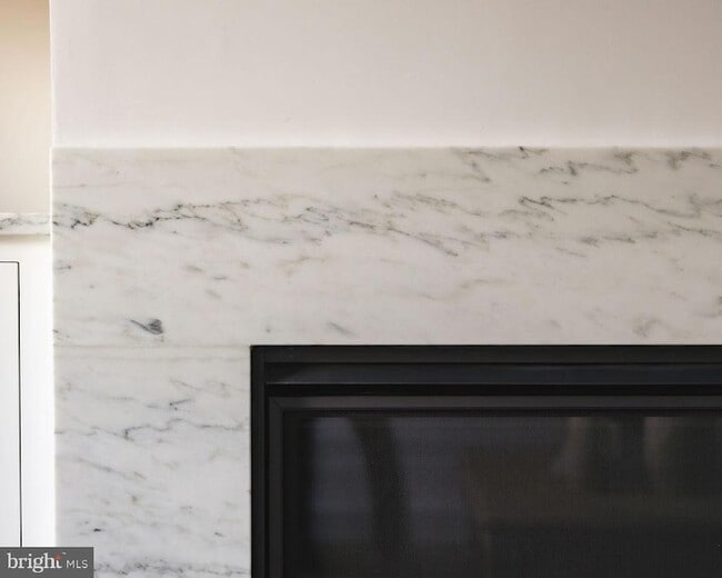 Building Photo - 2460 Ontario Rd NW