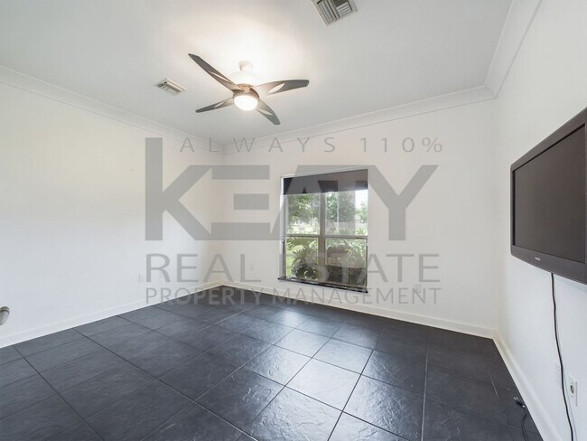 Building Photo - Three Bedroom Home in Sunset!