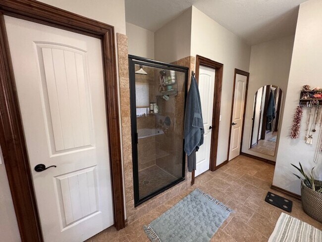 Building Photo - 3 bed plus office , 3 car garage with storm shelter, shop with electric and covered patio in Moor...