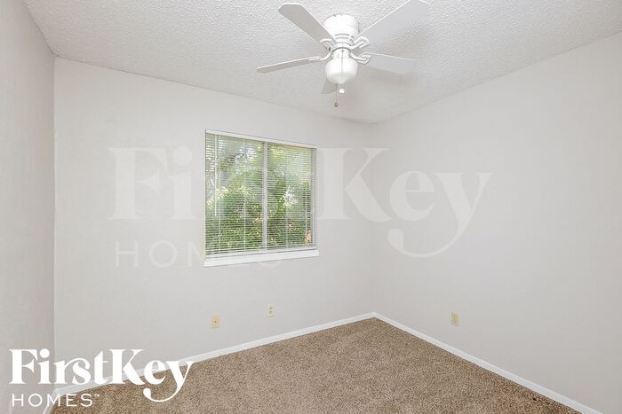 Building Photo - 2113 Deerfield Dr