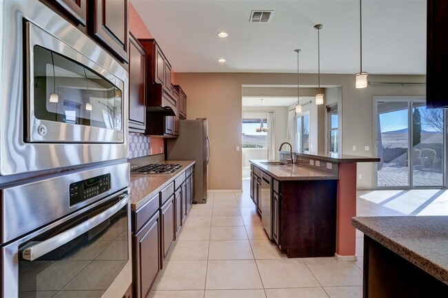 Building Photo - Beautiful 2 bed + den, 2 bath Home Located in Quailwood!