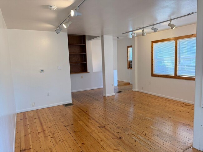 Building Photo - Cute Bungalow - 2Bed 1Bath - Duplex in Downtown Grand Junction!!!
