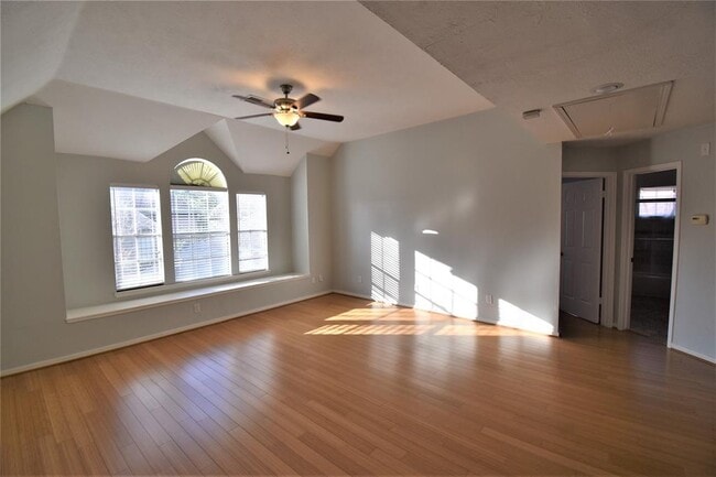 Building Photo - 1323 W Forest Dr