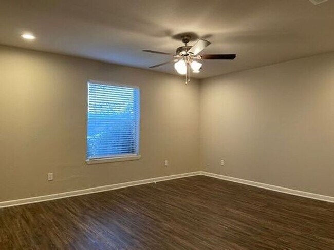 Building Photo - Two bedroom duplex for rent in Irving !
