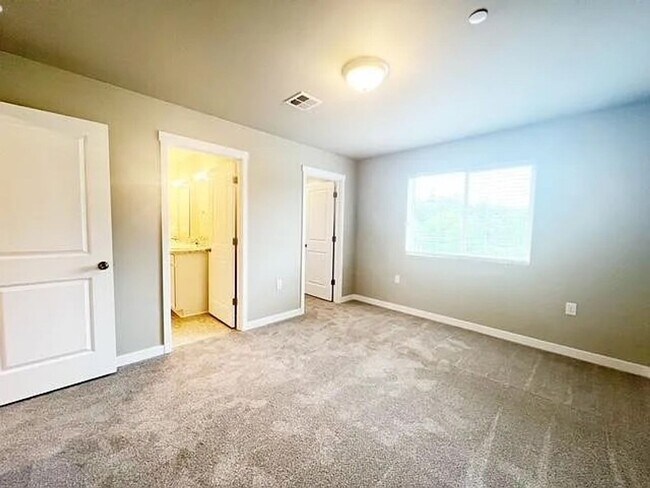 Building Photo - Modern 3BR / 2.5BA Townhome in Port Orchard – Spacious, Bright, and Conveniently Located