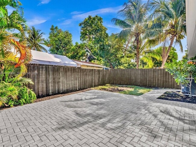 Building Photo - 1513 NE 30th Ct