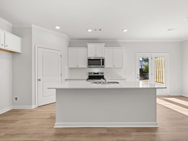 Building Photo - 102 Hughes Pl Dr