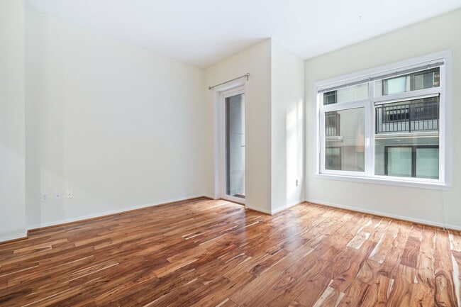 Building Photo - Beautiful Studio in Belltown