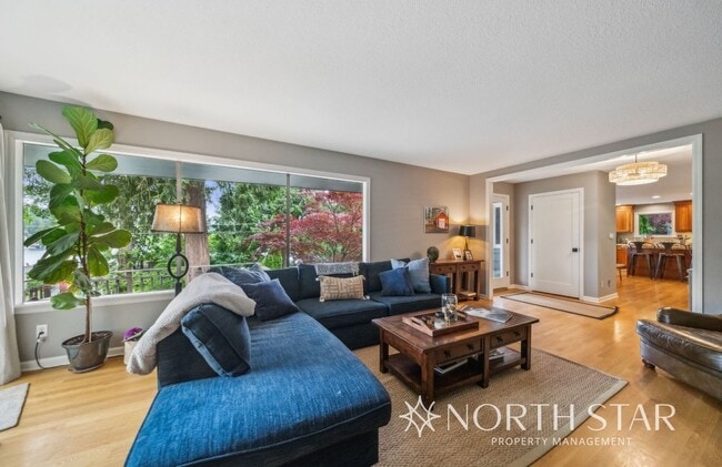 Building Photo - Stylish Mid-Century Modern with Stunning L...
