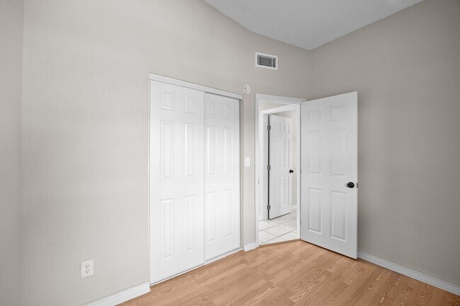 Building Photo - Modern Touches, Classic Charm—Your Bradenton Home Awaits