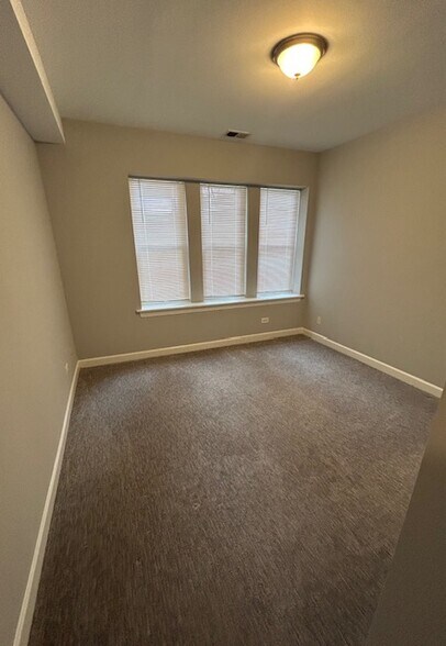 Building Photo - 2340 W Granville Ave