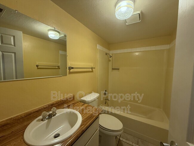 Building Photo - 403 Maple St