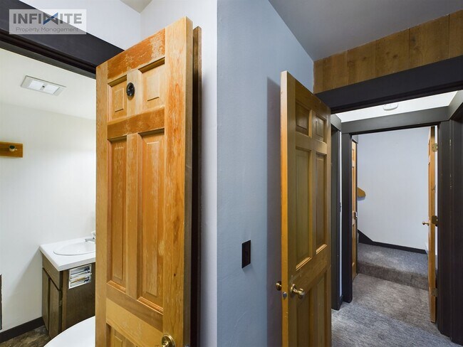 Building Photo - Comfortable 2 bedroom and 3 bathroom in Bi...