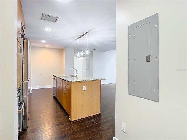 Building Photo - 1208 E Kennedy Blvd