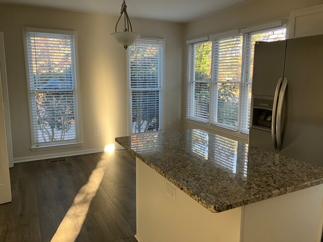 Building Photo - 3008 Isabella Dr