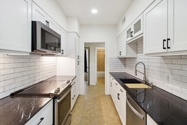 Building Photo - Spacious townhouse for rent! CPS & WATER INCLUDED WITH RENT !