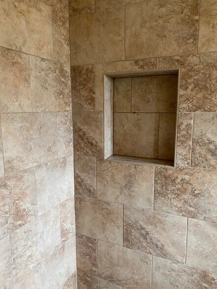 Shower - 1001 Elledge Dr
