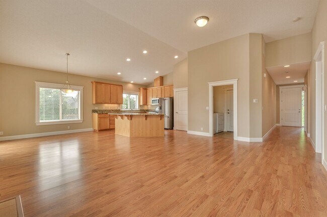Building Photo - 376 Forest Pl