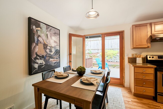 Building Photo - Delightful 3 bedroom home near Matthews Be...