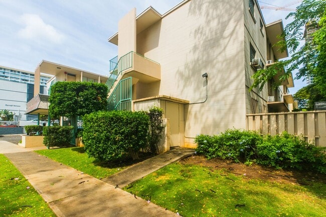 Building Photo - Bishop Manor Unit 22