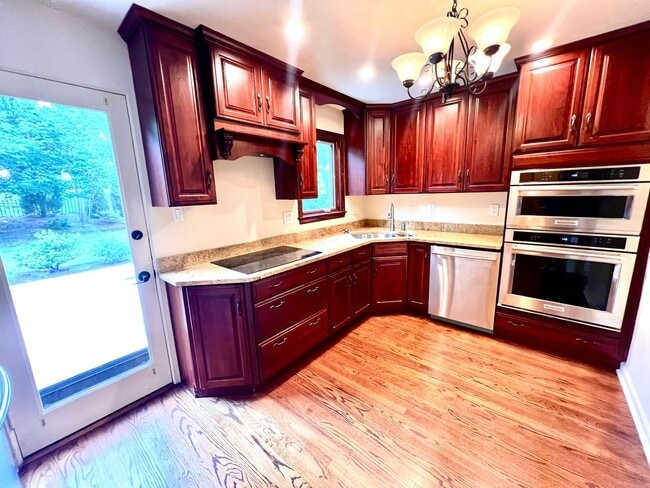 Building Photo - Pittsburgh - 3 Bedroom 1.5 Bathroom - Stunning Home