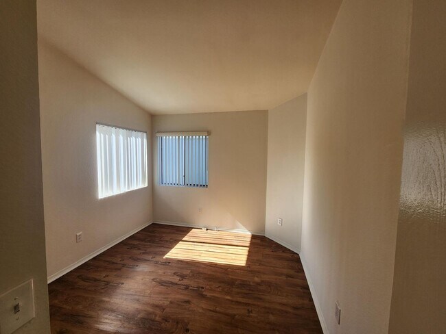 Building Photo - Sunset View! 3 Bedroom 2 Bath Home,