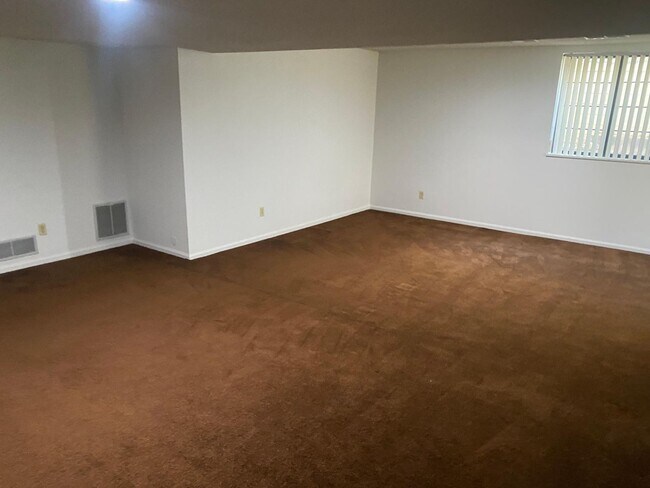 Building Photo - Fantastic 3 bedroom, 3 bath, 2 car garage patio home in Biscayne!