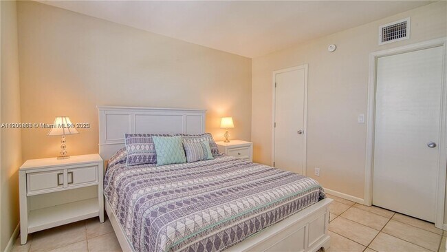 Building Photo - 2900 Banyan St