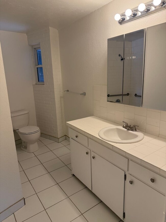 Building Photo - Spacious 2 Bedroom Lakewood Duplex