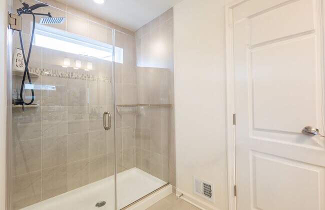 Building Photo - Stunning 3 BR/2 Full BA & 2 Half BA Townho...