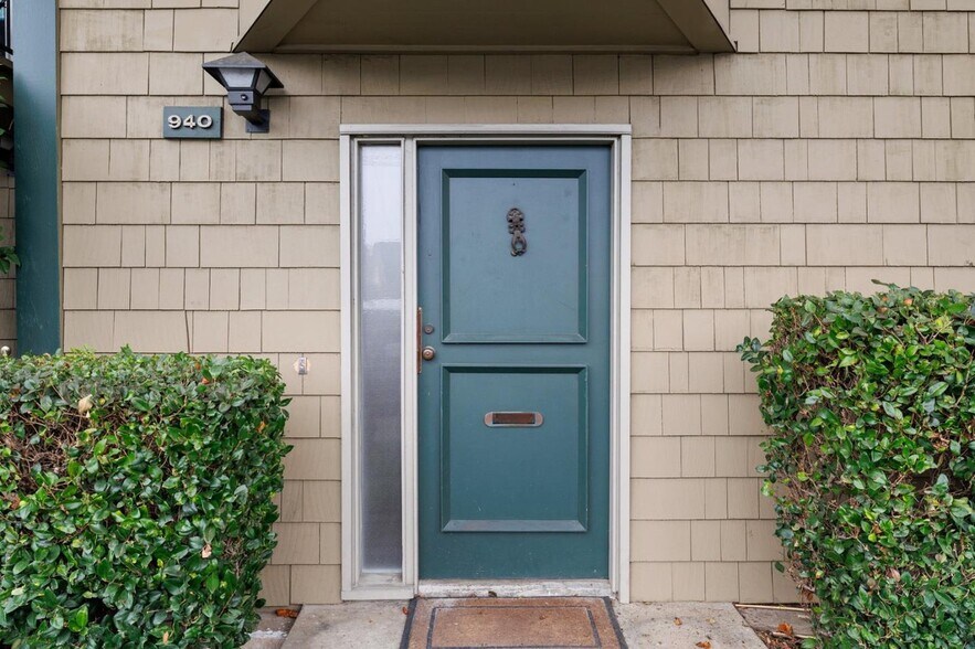 Primary Photo - 940 Peninsula Ave