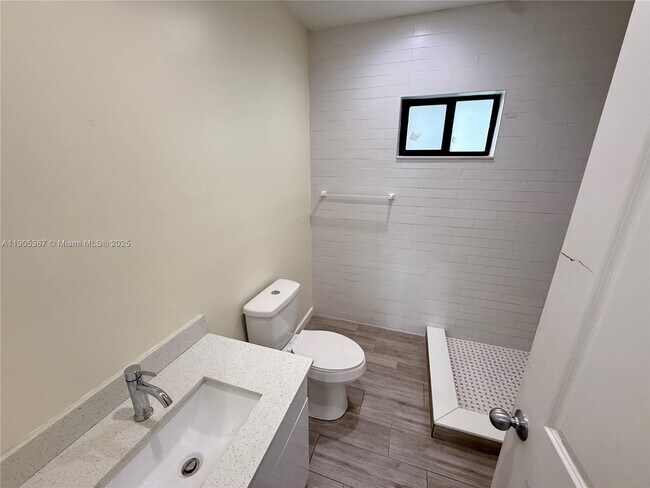 Building Photo - 542 NW 35th St