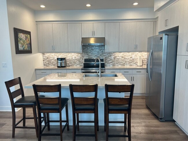 Building Photo - Spacious 4 Bedroom, 3.5 Bath Townhome in G...