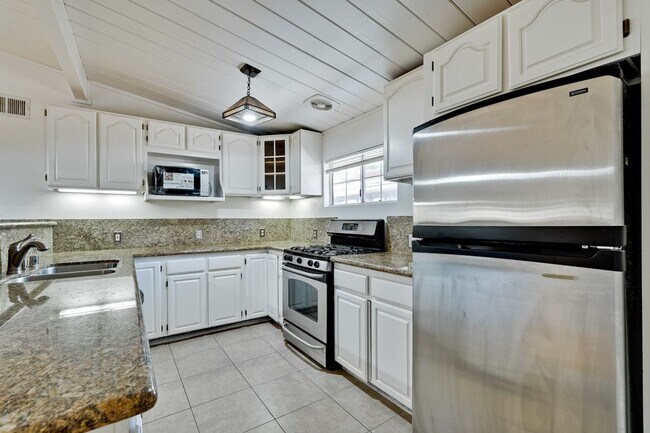 Building Photo - Spacious 4 Bed 3 Bath Home in Highly Desir...